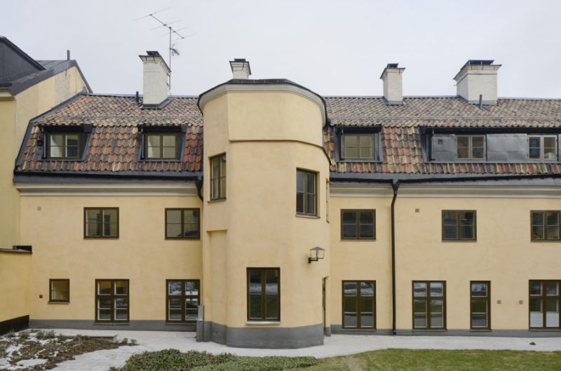 Fotograf: Åke E:son FÖNSTERRENOVERINGEN Under 1980-talet byttes fönstren i hela byggnaden ut mot nya med instickskarm och kopplade bågar. Trots att de var så pass nya hade de redan rötskador. När instickskarmarna lyftes ur kom de ursprungliga karmarna från 1700-talet fram. Dessa var skadade genom att mittpost och tvärpost hade sågats bort. På våning en trappa och på gårdens bottenvåning renoverades 1700-talskarmarna och kompletterades med ny mitt- och tvärpost. För att göra det lättare för hyresgästerna att vädra så försågs ett fönster per rum med lättruta, det vill säga en öppningsbar glasruta i fönstrets ena båge. På de övre våningsplanen var originalkarmarna antingen borta eller i för trasigt skick för att räddas. För dessa fönster gjordes nya fönster med kopplade, utåtgående bågar. Dessa monterades inte som instickskarm utan direkt i murnischen. Genom att återskapa de ursprungliga fönsterstorlekarna, både för fönster med separata bågar och kopplade bågar, ökade fönstrens yta med ca 20% jämfört med de tidigare som var med instickskarm. Fönstren målades sedan med linoljefärg.