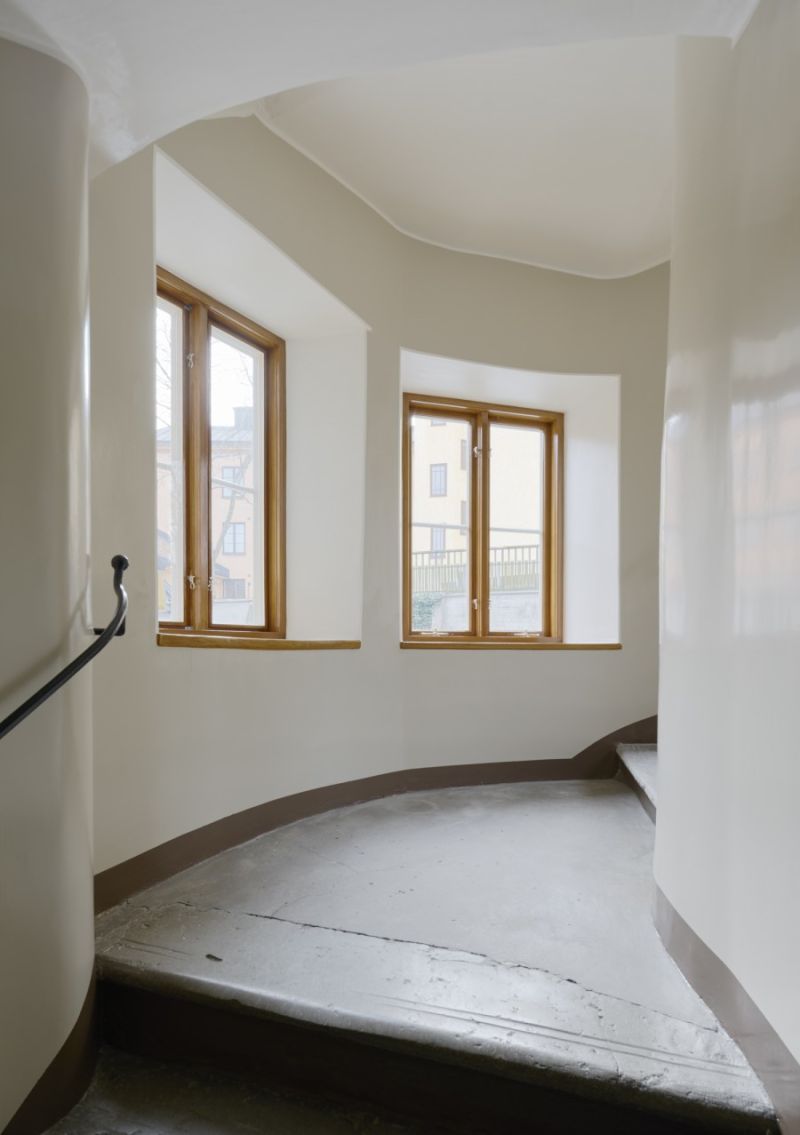 Fotograf: Åke E:son INVÄNDIGA ARBETEN Under renoveringen har samtliga ytskikt renoverats. Metoder och material har varit traditionella så långt det har varit möjligt. Snickerier är målade med linoljefärg och tak med limfärg. Väggarna har tapet eller målade efter hyresgästens val. I köken har så mycket som möjligt av inredningen från 1940-talet sparats. Badrummen har gjorts om i sin helhet med nya tätskikt och ytskikt. I huskroppen mot Katarina Kyrkobacke fanns endast dusch i trapphuset innan renoveringen. Nu har varje lägenhet fått en egen dusch. Här har det varit en utmaning att göra badrummen så små det bara går, men välfungerande.